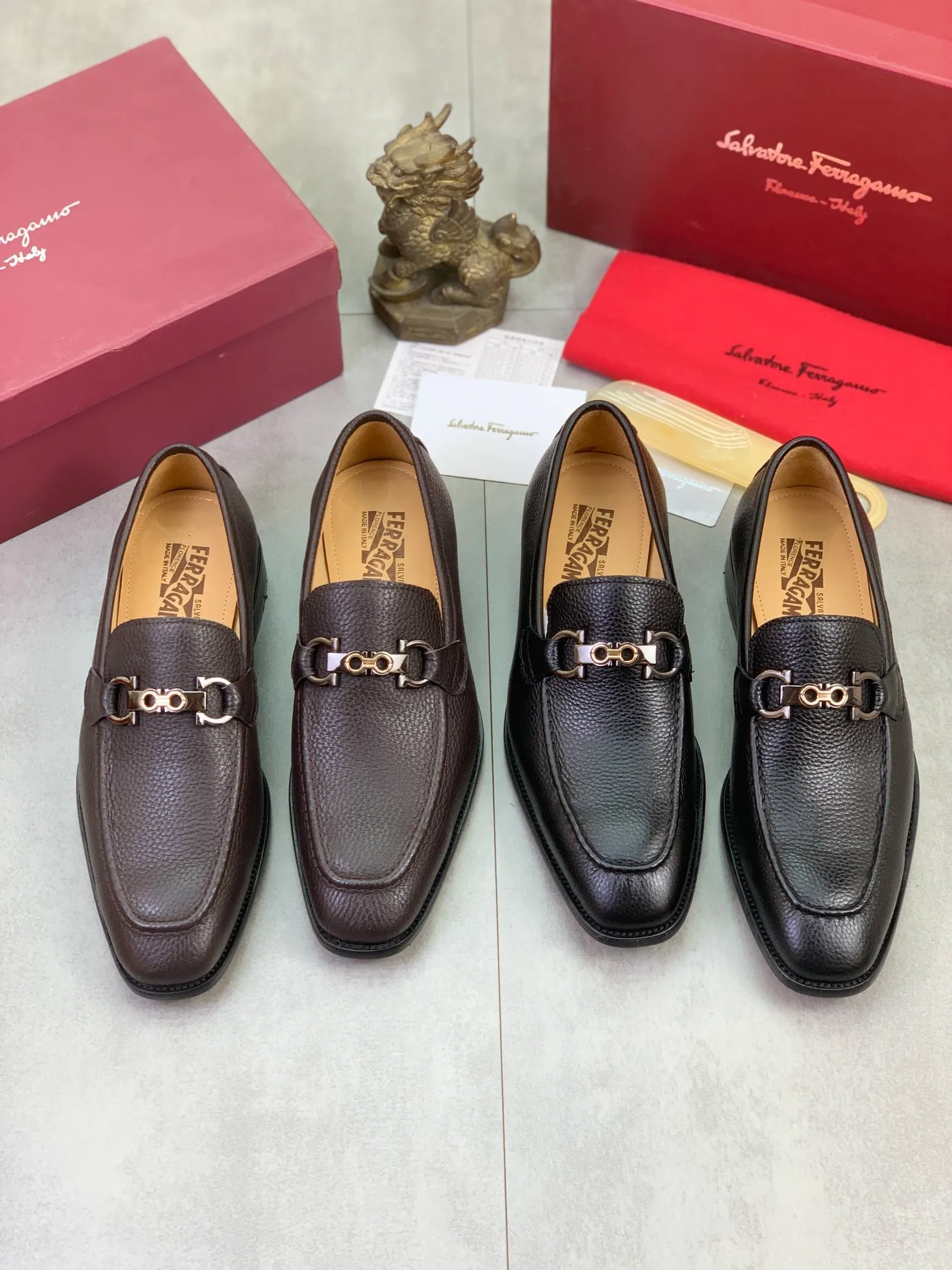 Men's Men's Shoes 💰P460💰[New Style] Water-dyed Niuli 🆘[Salvatore Ferragamo] Ferragamo's latest casual business leather shoes for men! Available at counters simultaneously! The fabric is made of specially imported original pebbled calfskin, and the lining is made of imported water-dyed cowhide. It is absolutely luxurious and leads the fashion trend. Matching code: 38-47 black and brown optional